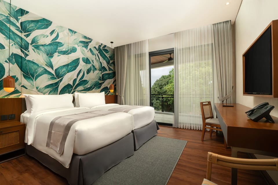 Grand Room, Balcony, Golf View | Desk, laptop workspace