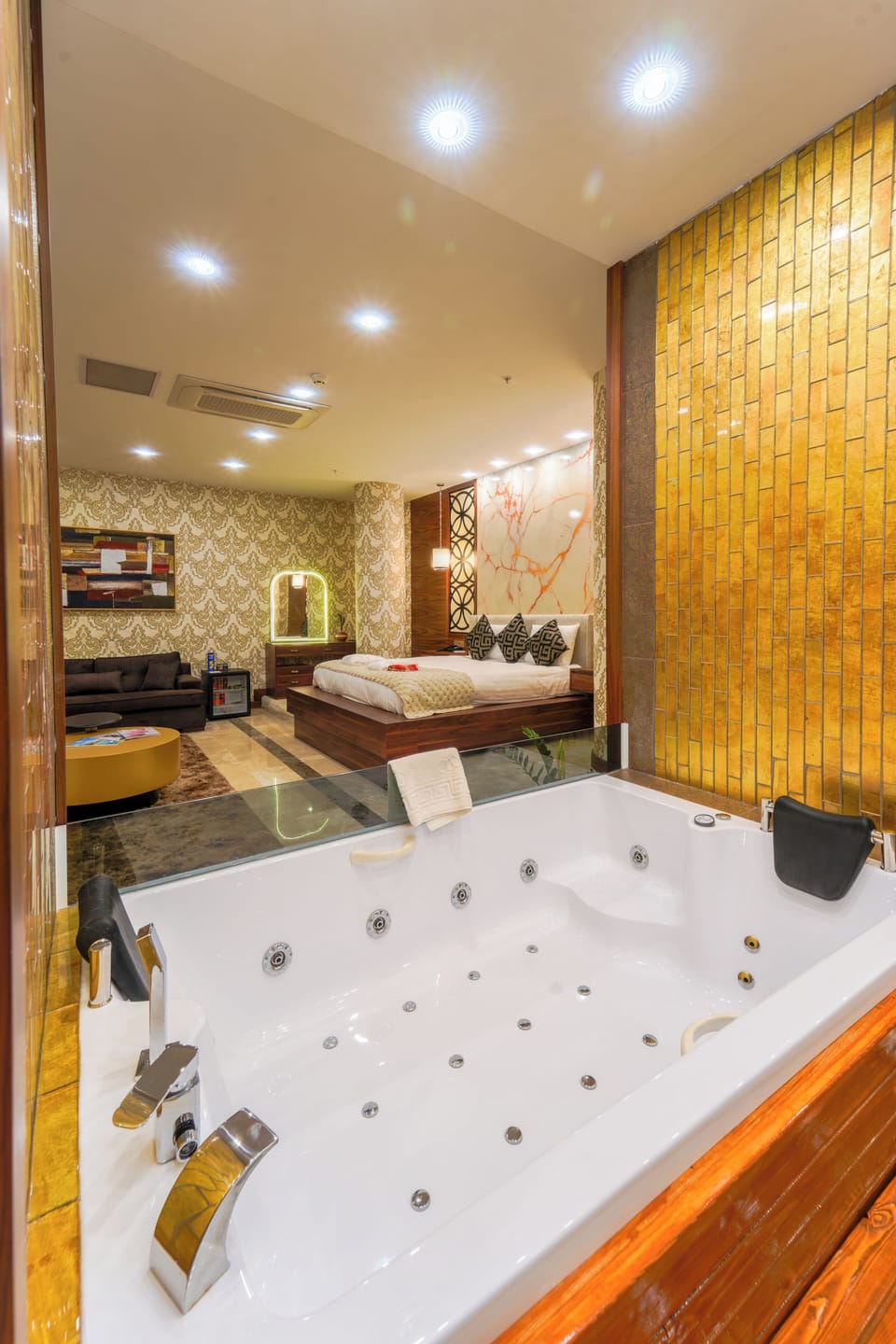Deluxe Studio Suite | Jetted tub
