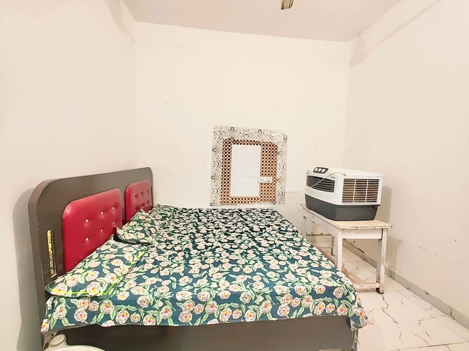 Hypo-allergenic bedding, desk, soundproofing, free WiFi