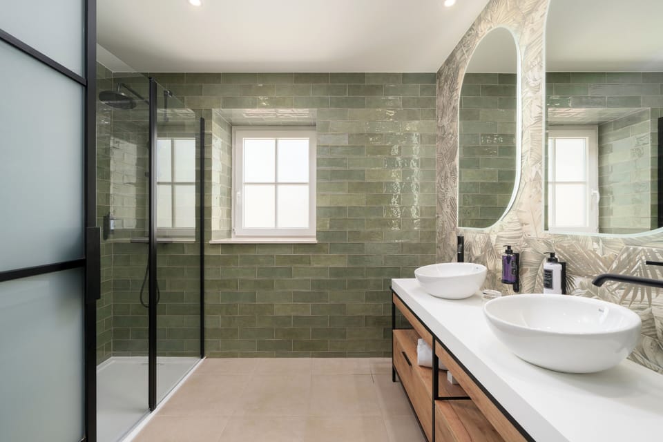 Signature Sea View | Bathroom | Free toiletries, hair dryer, towels, soap