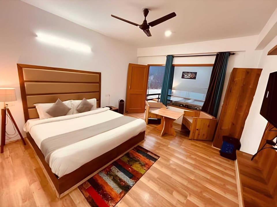 Luxury Double Room, Patio | Desk, laptop workspace, free WiFi