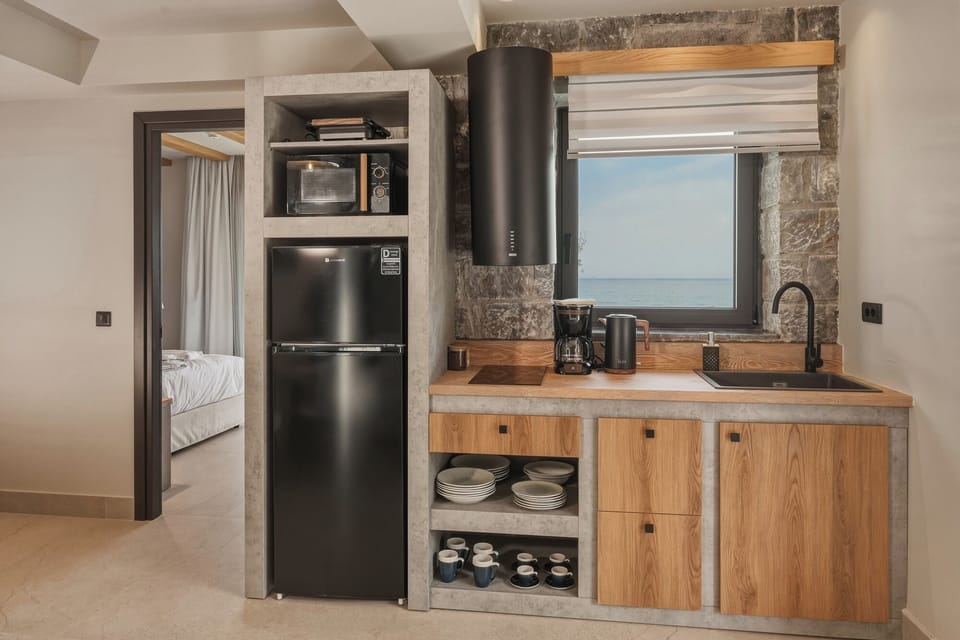 Fridge, microwave, oven, coffee/tea maker