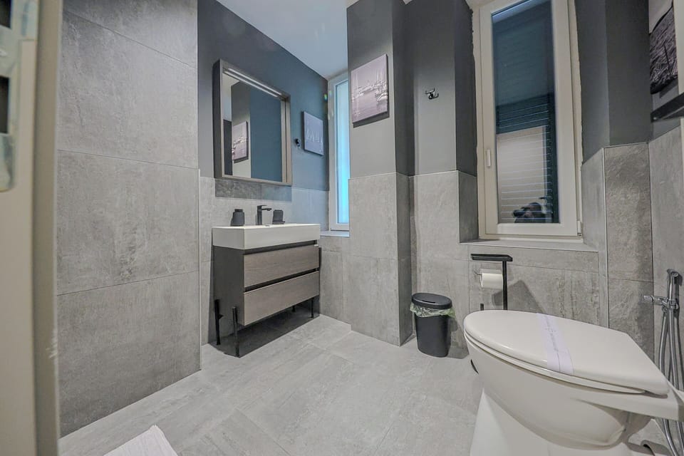Luxury Suite | Bathroom | Shower, hair dryer, towels, soap