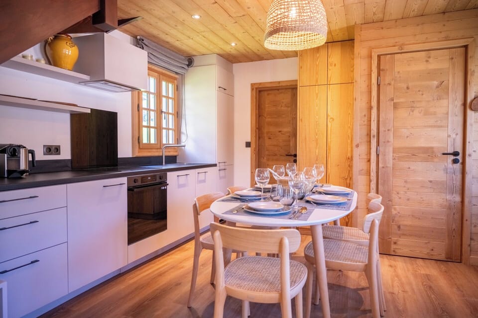 Chalet | Private kitchen | Fridge, microwave, oven, stovetop