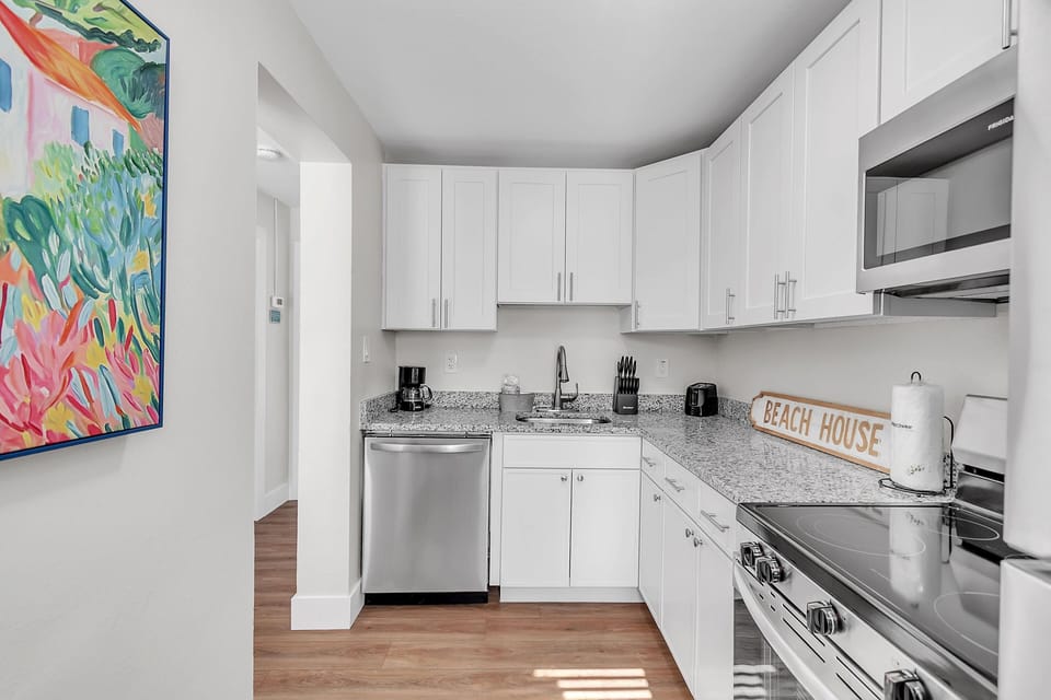 Condo, 1 Queen Bed with Sofa bed (The Bungalows #5) | Private kitchen | Oven, toaster