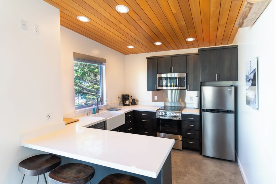 City Suite | Private kitchen | Full-size fridge, microwave, oven, stovetop