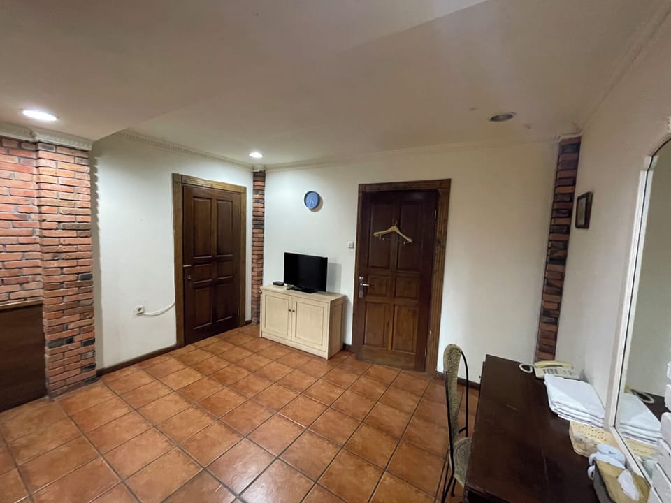 Deluxe Double Room, Garden View | Desk, laptop workspace, free WiFi