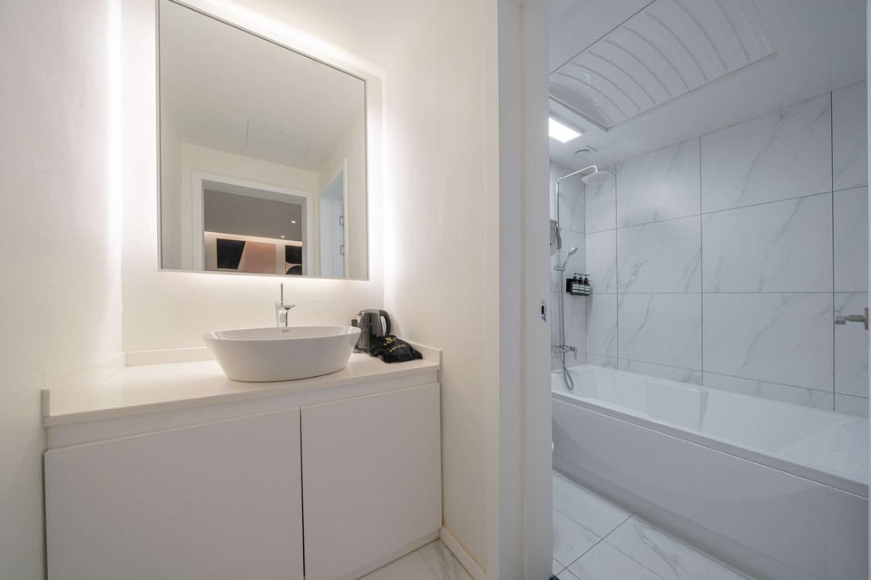 Premium Studio Suite | Bathroom | Hair dryer, slippers, heated floors, towels