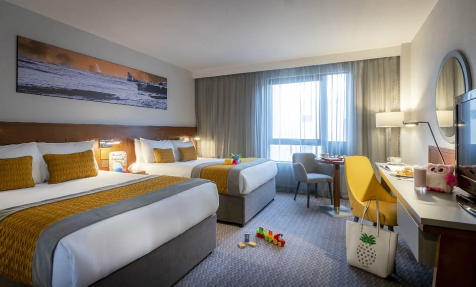 Deluxe Twin Room | In-room safe, desk, iron/ironing board, travel crib