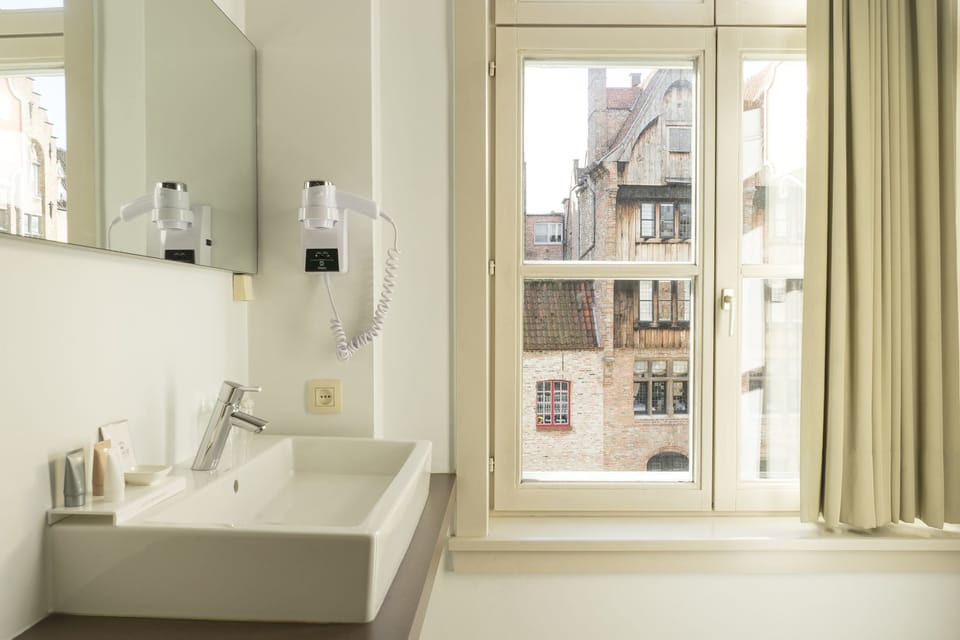 Deluxe Double or Twin Room | Bathroom | Combined shower/tub, free toiletries, hair dryer, towels