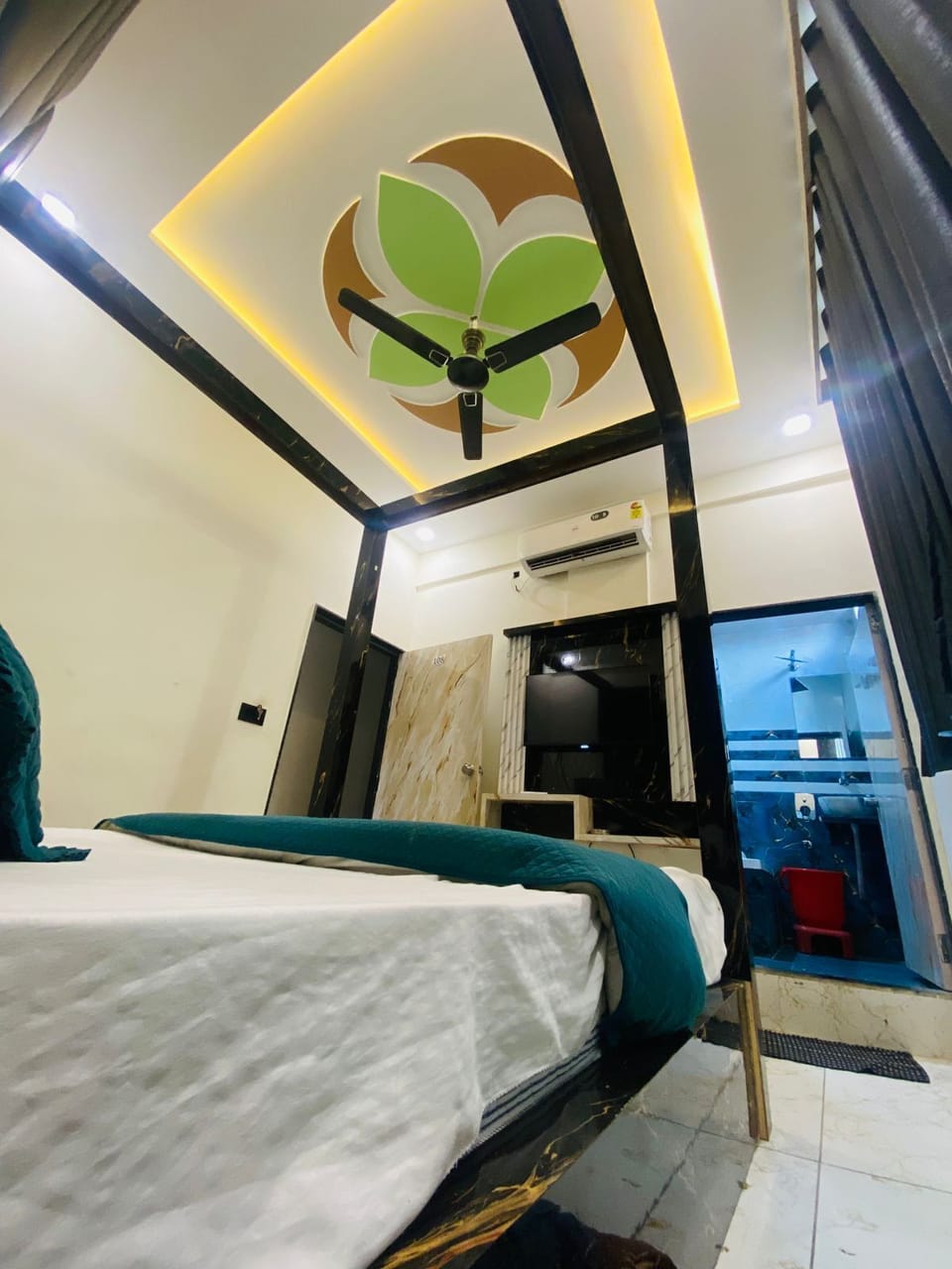 Luxury Room | Egyptian cotton sheets, premium bedding, memory foam beds, desk