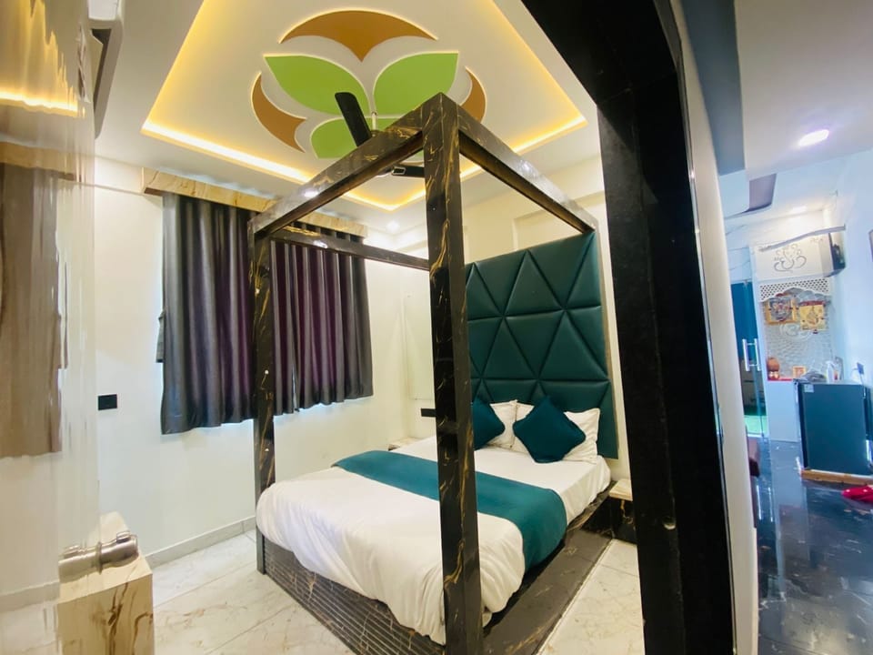 Luxury Room | Egyptian cotton sheets, premium bedding, memory foam beds, desk