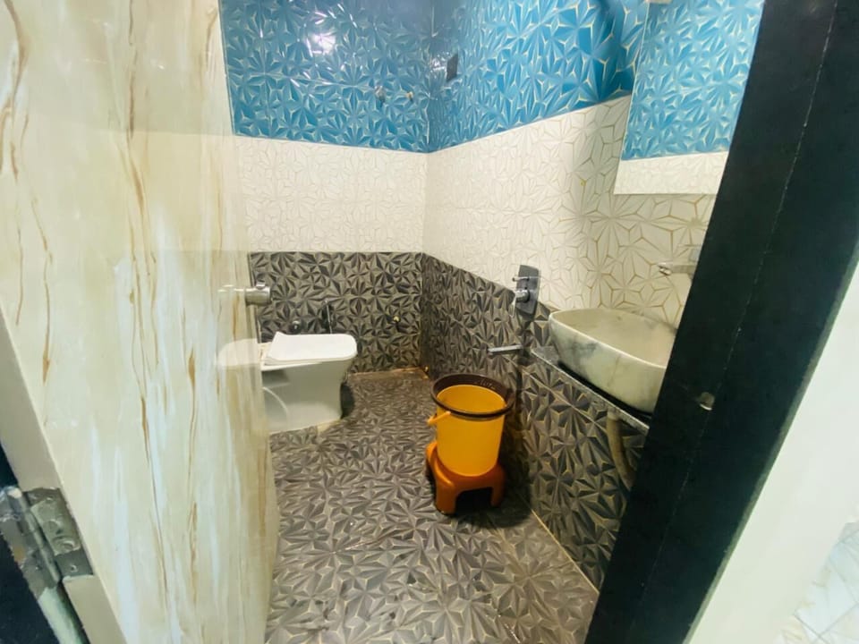 Deluxe Double Room, City View | Bathroom | Designer toiletries, towels, soap, shampoo