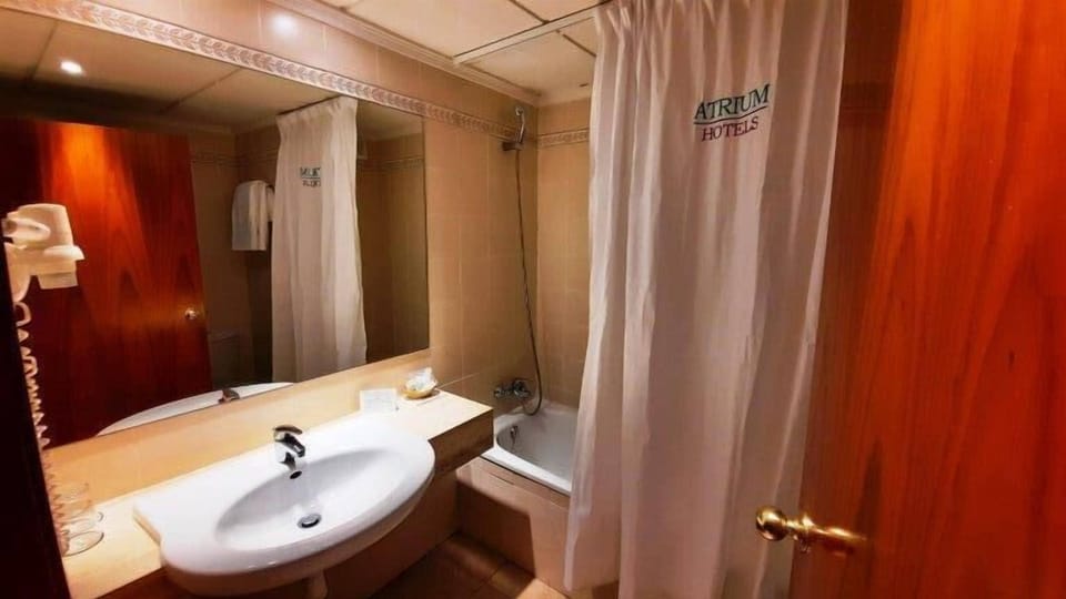 Combined shower/tub, free toiletries, hair dryer, bidet