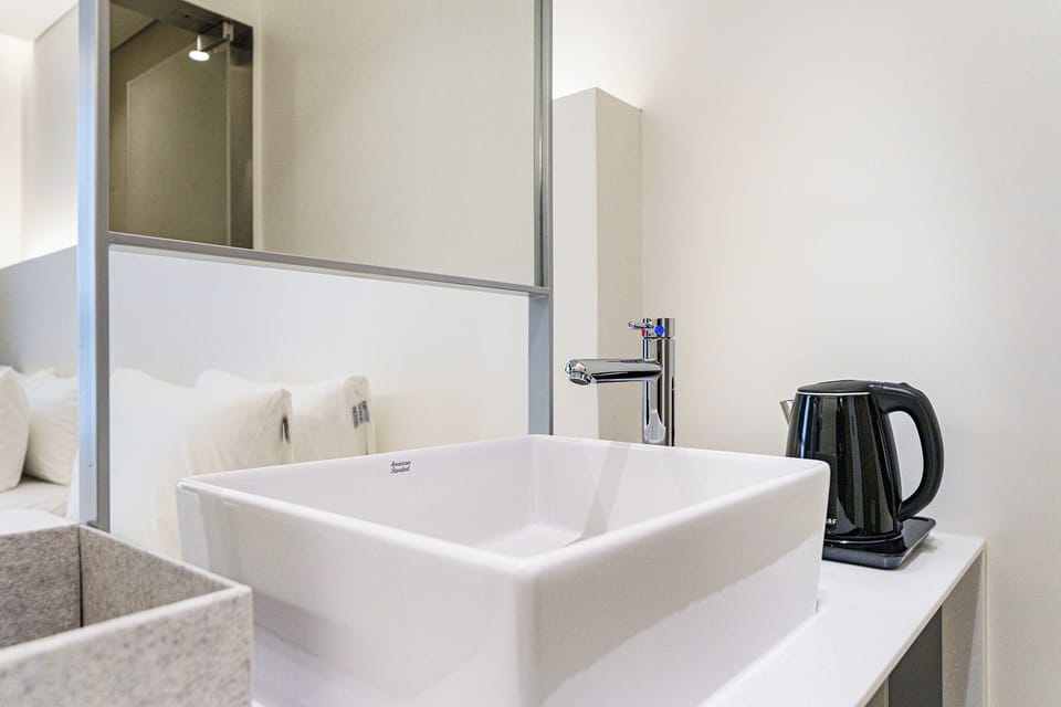 Deluxe Twin Room, City View | Bathroom | Hair dryer, bathrobes, bidet, towels