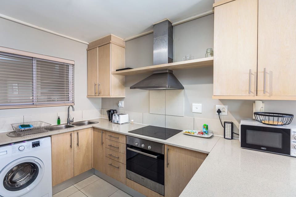 Full-size fridge, microwave, oven, stovetop