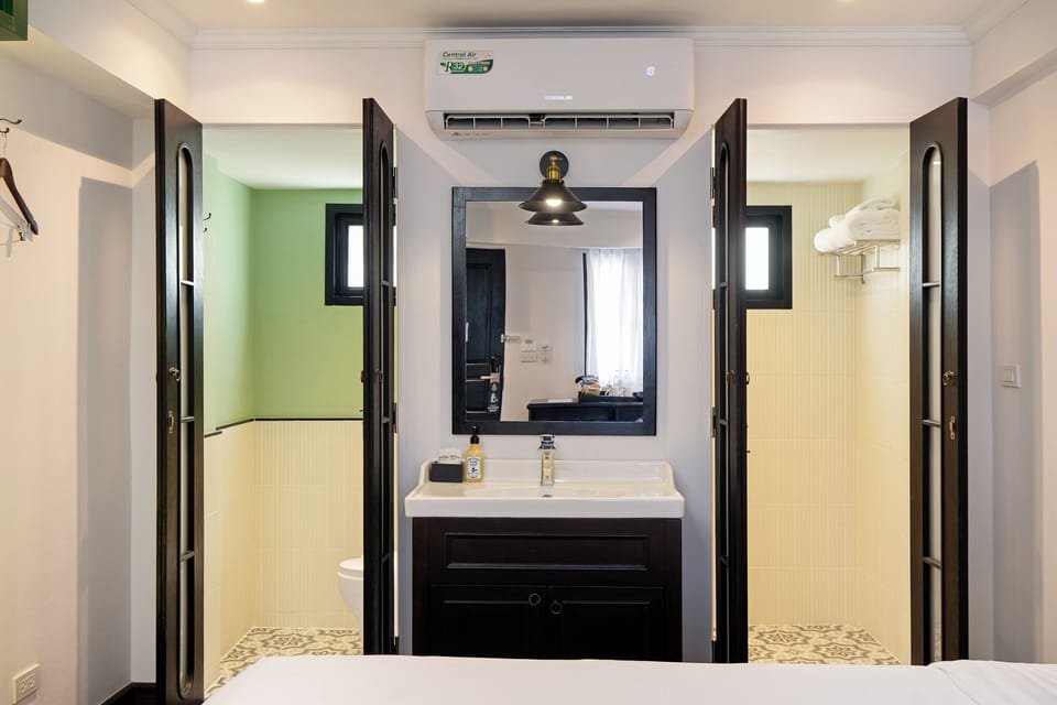 Deluxe Room, 1 King Bed | Bathroom | Shower, rainfall showerhead, free toiletries, hair dryer