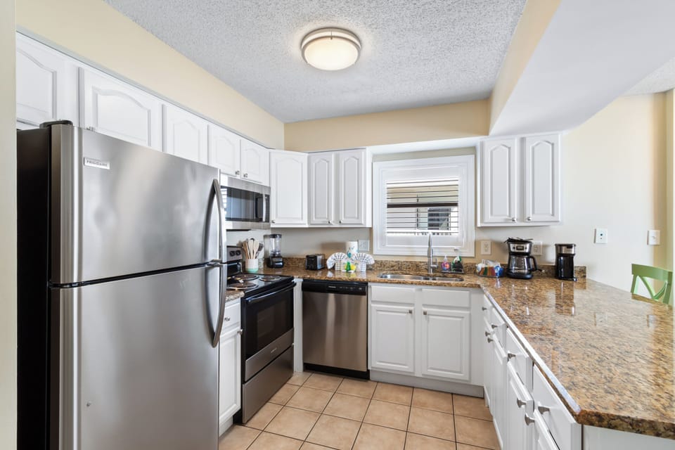 Signature Condo, 3 Bedrooms, Pool Access, Beach View | Private kitchen | Fridge, microwave, oven, stovetop
