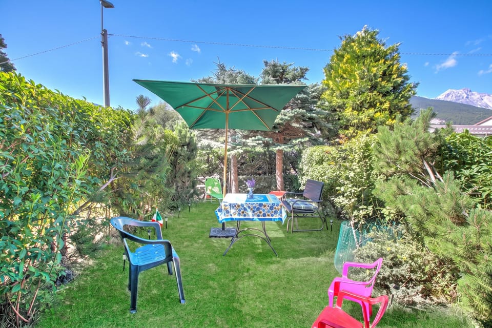 Family House, 2 Bedrooms, 2 Bathrooms (Maison Rosamunda for 6 with Garden) | Outdoor dining