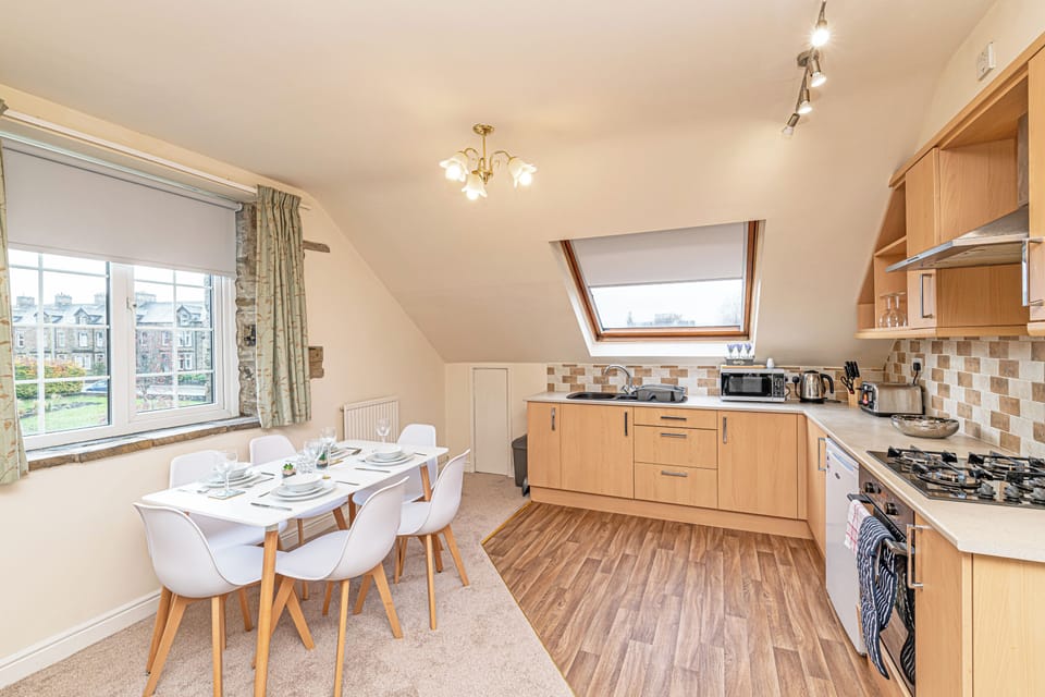 Classic Apartment, 3 Bedrooms, Non Smoking | Private kitchen | Electric kettle, toaster