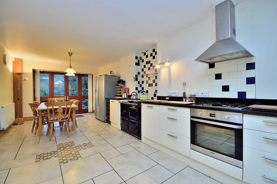 Family House, 5 Bedrooms, Pets Allowed, Garden View | Private kitchen | Electric kettle, toaster, highchair