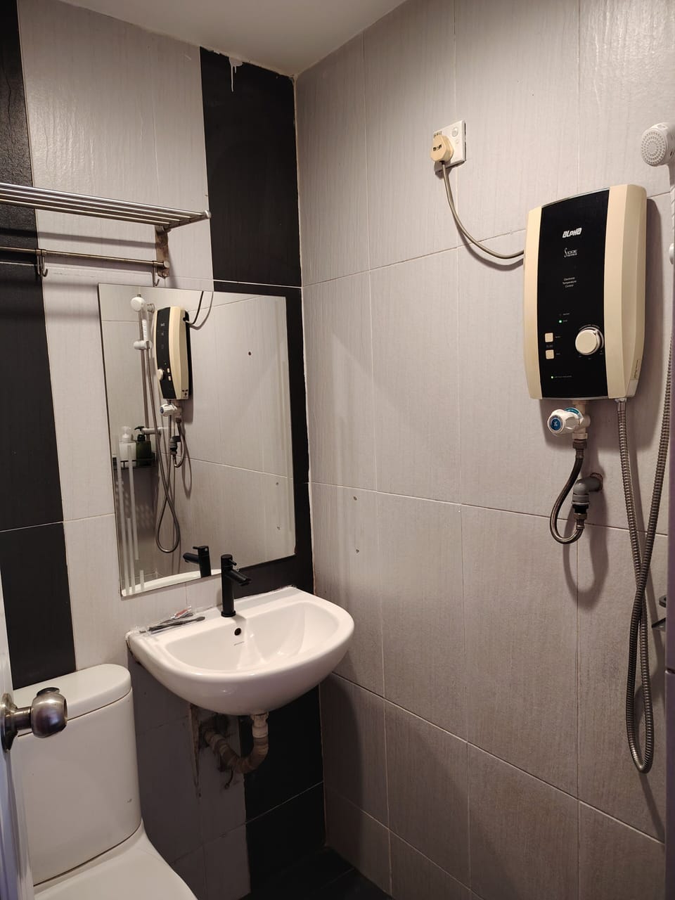 Twin Room, 2 Twin Beds | Bathroom | Shower, bidet, towels, soap