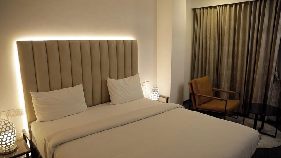 Comfort Single Room | In-room safe, desk, soundproofing, iron/ironing board (on request)