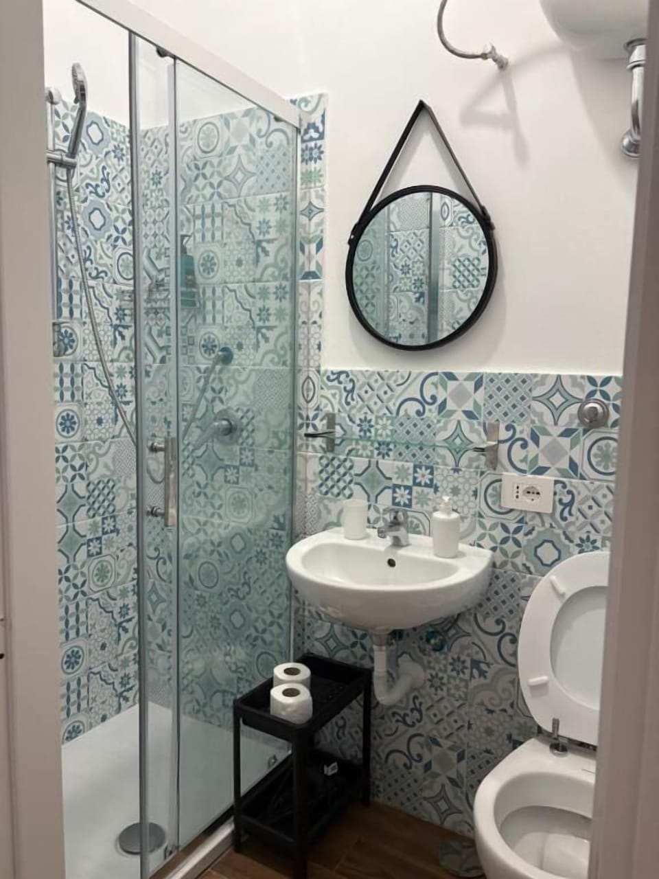 Shower, free toiletries, hair dryer, bidet
