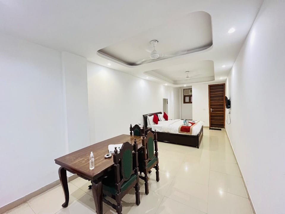 Double Room | Desk, free WiFi, bed sheets