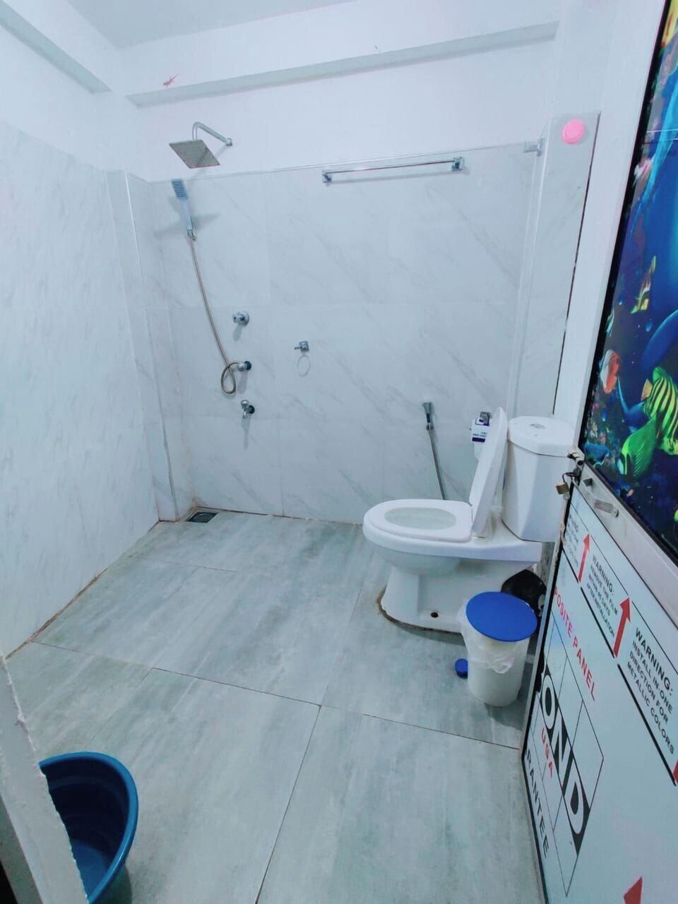 Shower, rainfall showerhead, free toiletries, towels