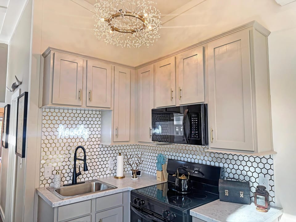 House, Multiple Beds, Patio (105 PGL) | Private kitchen