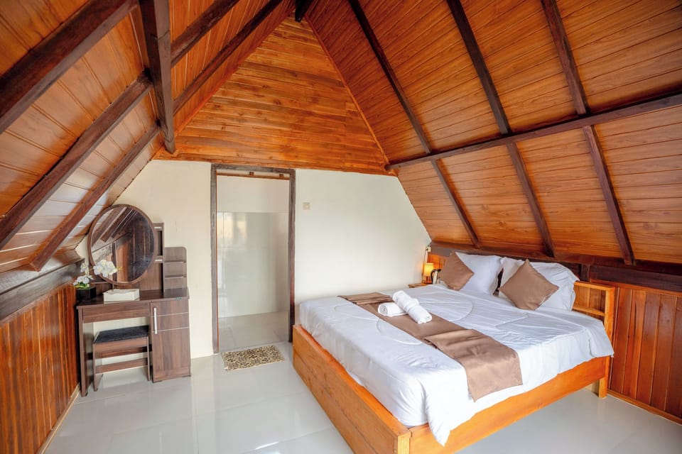 Deluxe Room | Rollaway beds, bed sheets