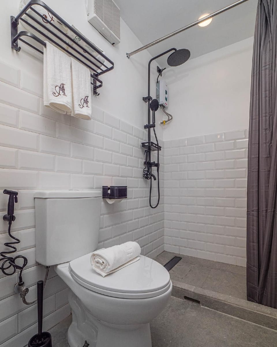Shower, rainfall showerhead, free toiletries, soap