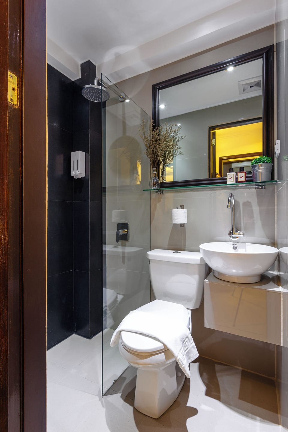 Deluxe Double Room | Bathroom | Shower, bidet, towels, soap
