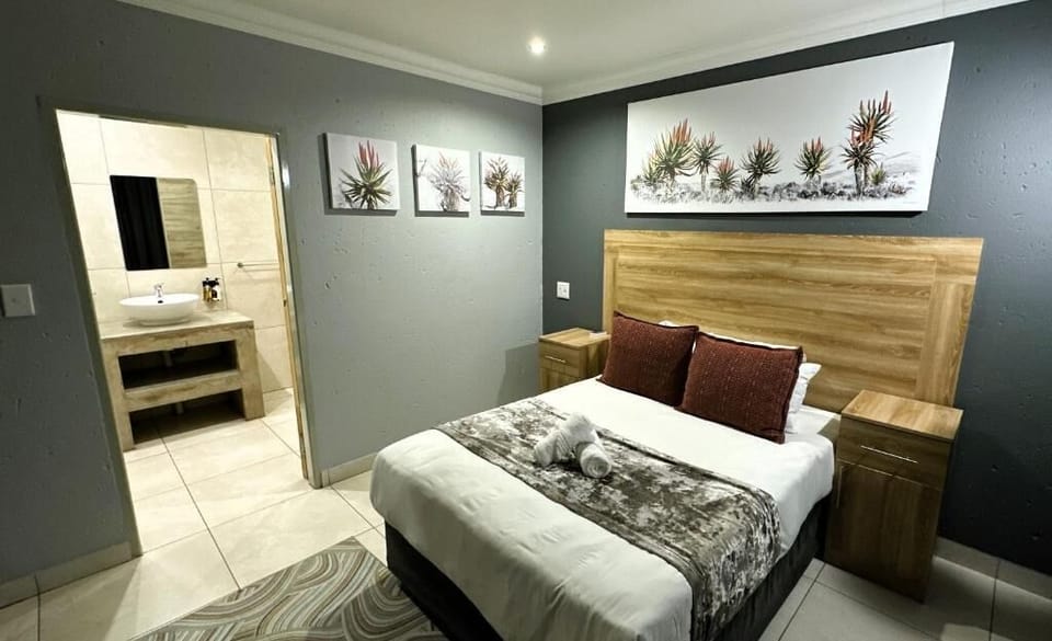 Standard Double or Twin Room | Desk, laptop workspace, iron/ironing board, WiFi (free)