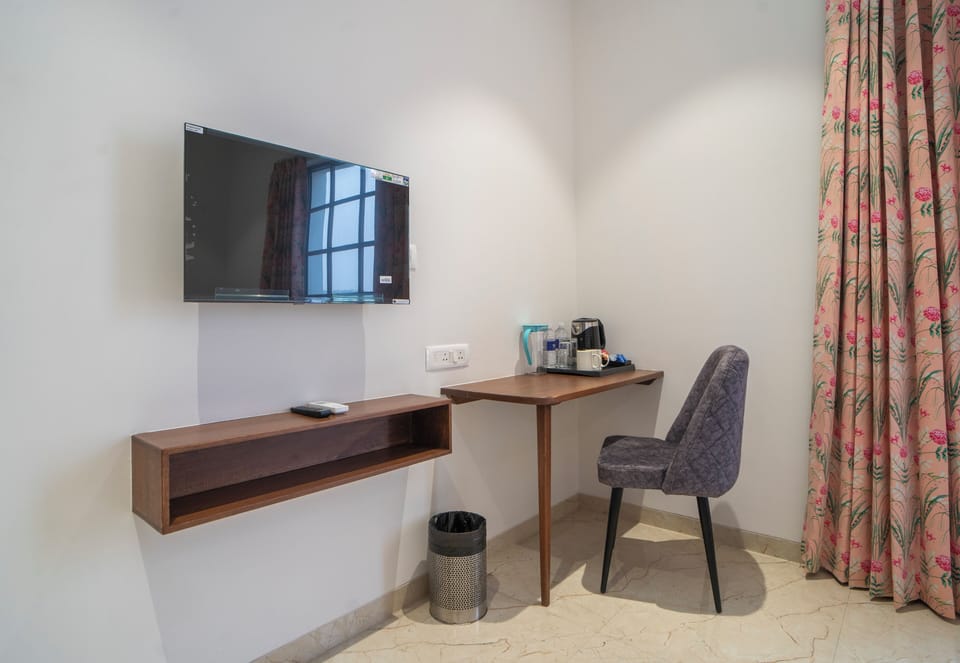  Manor Classic room | Desk, bed sheets