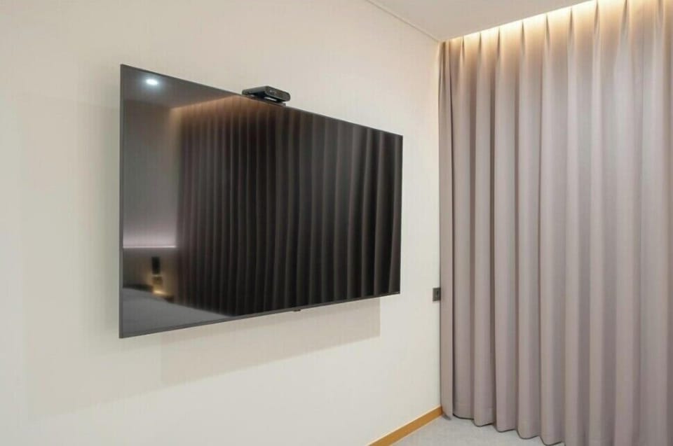 Suite Room | Desk, free WiFi, bed sheets