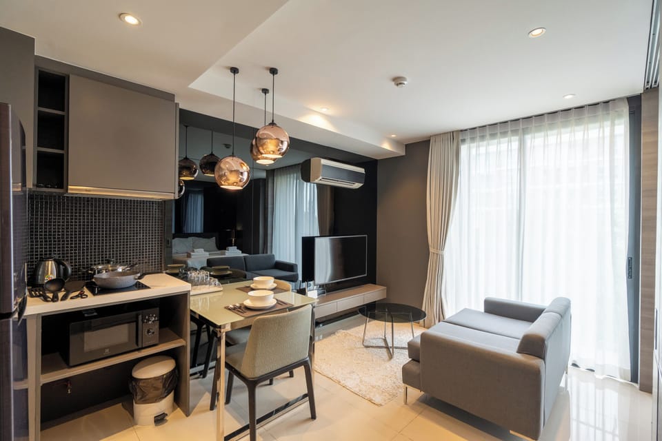 Deluxe King Room | Living area | 32-inch LED TV with satellite channels