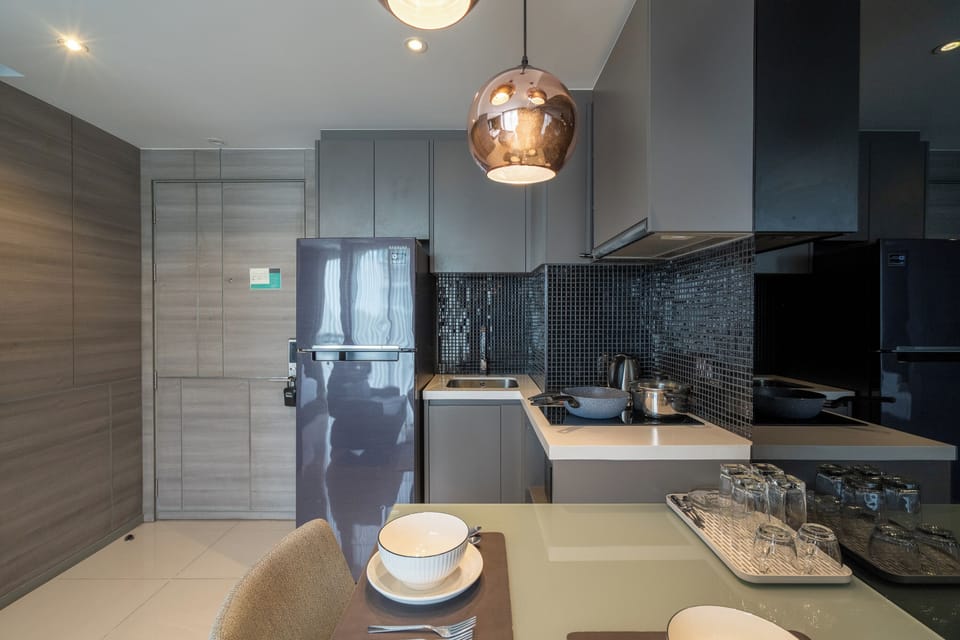 Deluxe King Room | Private kitchen | Fridge, microwave, stovetop, electric kettle