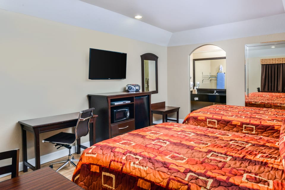 Desk, soundproofing, free WiFi, bed sheets