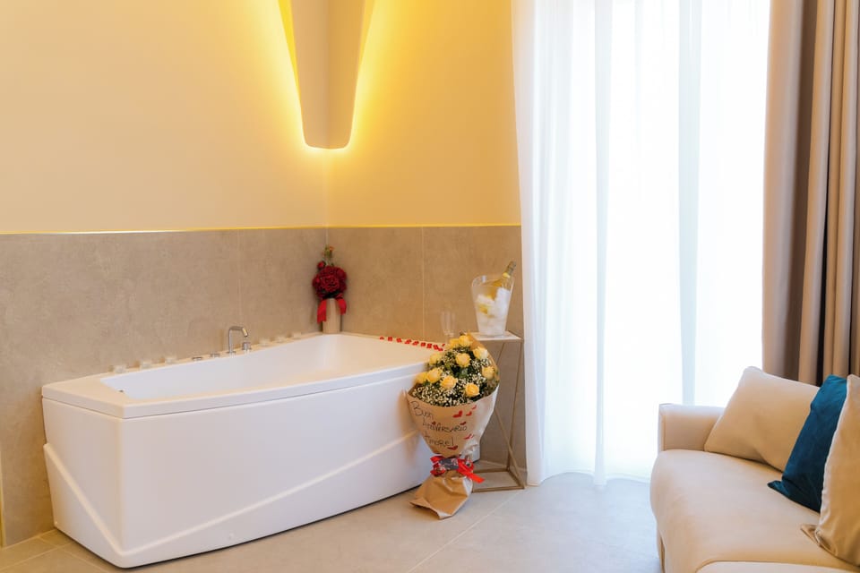 Luxury Suite, Sea View | Private spa tub
