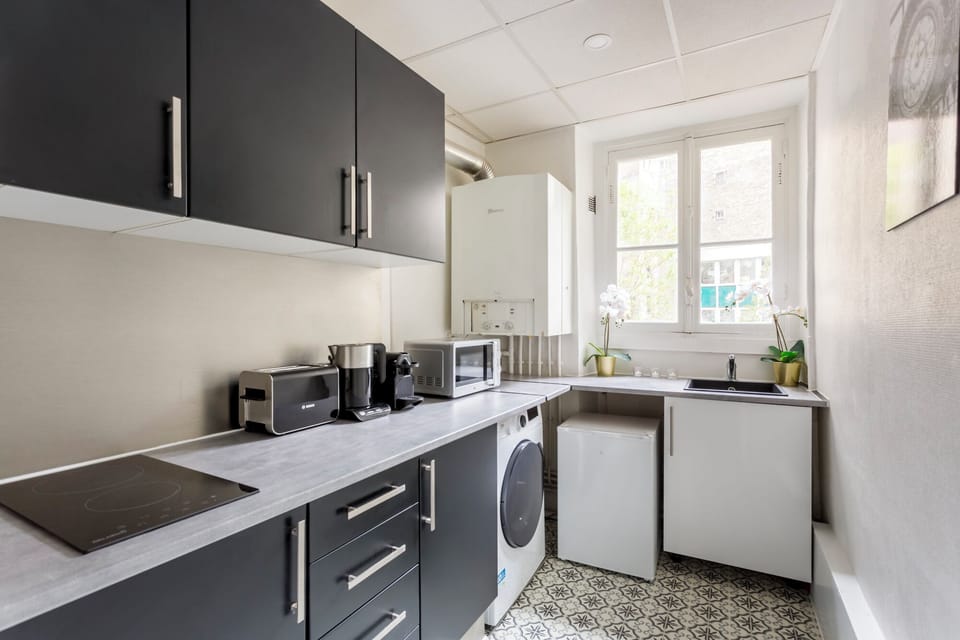 Apartment, City View | Private kitchen | Fridge, microwave, stovetop, electric kettle