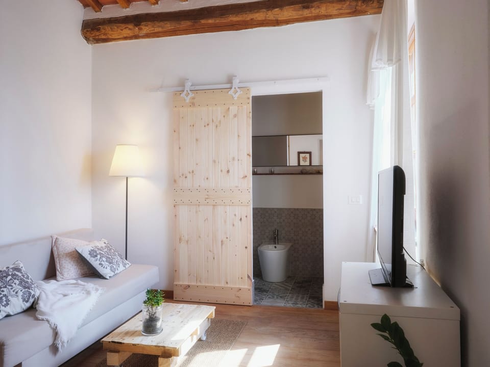 Deluxe Double Room, Garden View | Living area