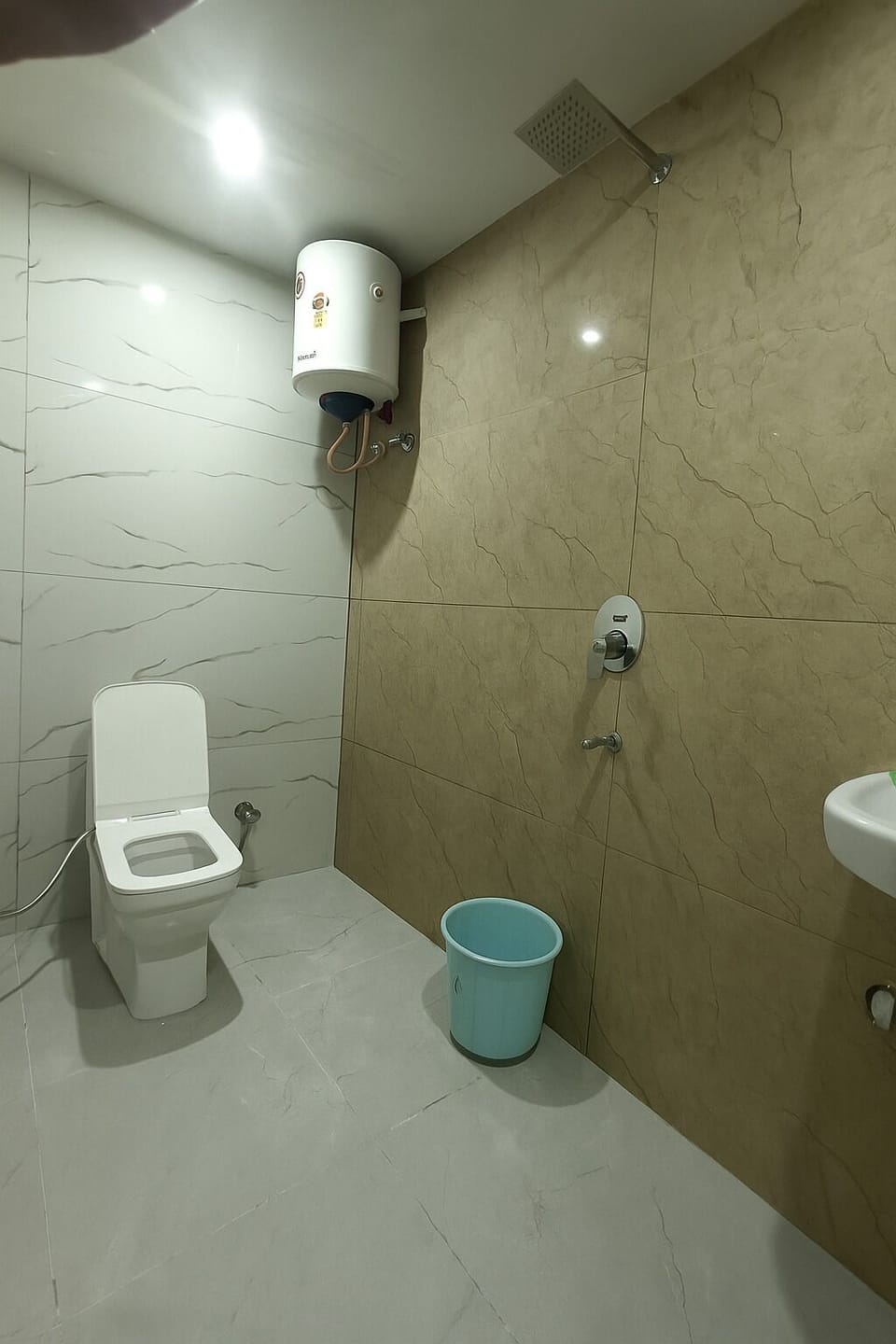 Deluxe Double Room, Balcony, City View | Bathroom | Shower, free toiletries, hair dryer, slippers