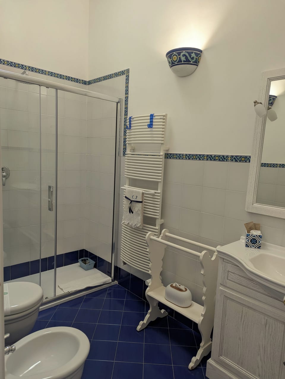 Shower, rainfall showerhead, free toiletries, hair dryer