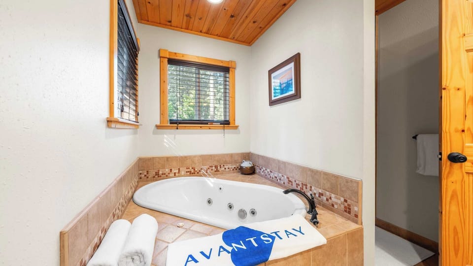 Outdoor Dining, Backyard & Trails Nearby Cedar Hollow Retreat by Avantstay Cottage in Lake Tahoe