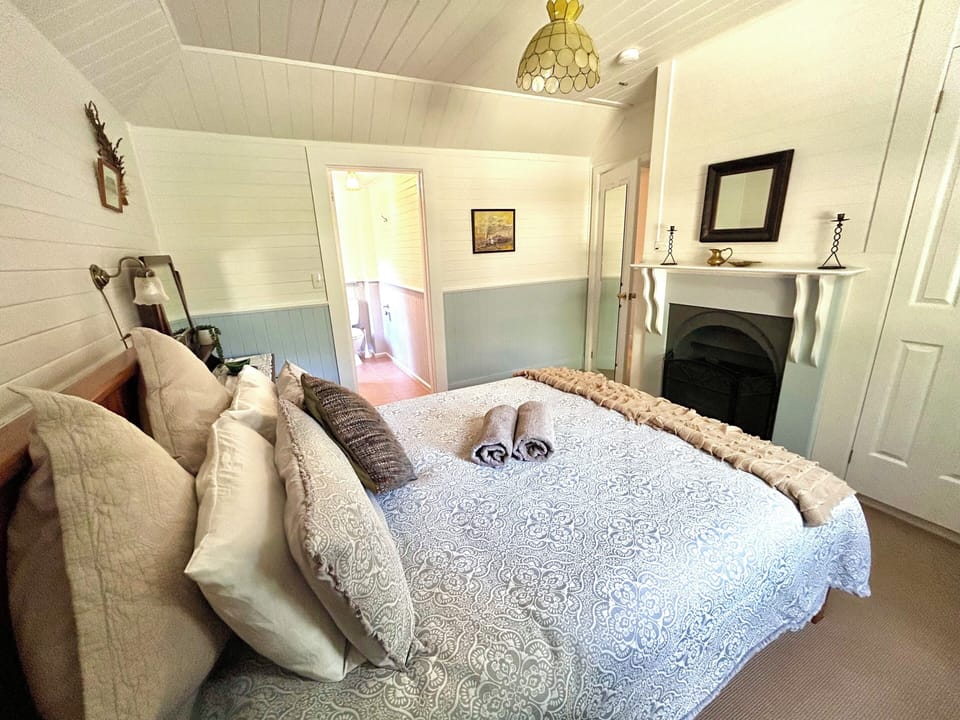 Comfort Cottage, Garden View | Blackout drapes, soundproofing, iron/ironing board, free WiFi