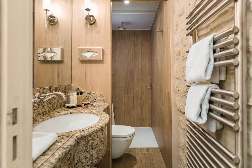 Suite Duplex | Bathroom | Combined shower/tub, deep soaking tub, free toiletries, hair dryer