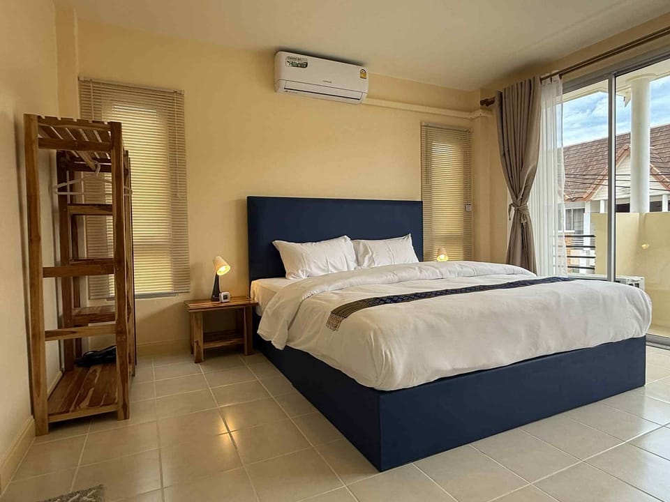 Double Room, 1 King Bed, City View | Desk, laptop workspace