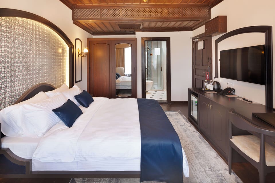 Standard Room | In-room safe, desk, blackout drapes, soundproofing